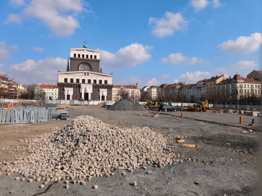 Prag, Çek Cumhuriyeti - 25 Mart 2025: Prag, Czechia 'da Jiriho z podebrad meydanı üzerinde çalışan inşaat makineleri.