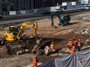 Prag, Çek Cumhuriyeti - 25 Mart 2025: İnşaat işçileri ve kazıcılar Komatsu, Sunward Prag, Czechia 'daki Wenceslas Meydanı' nın manzarasını yeniden şekillendirmekle meşguller