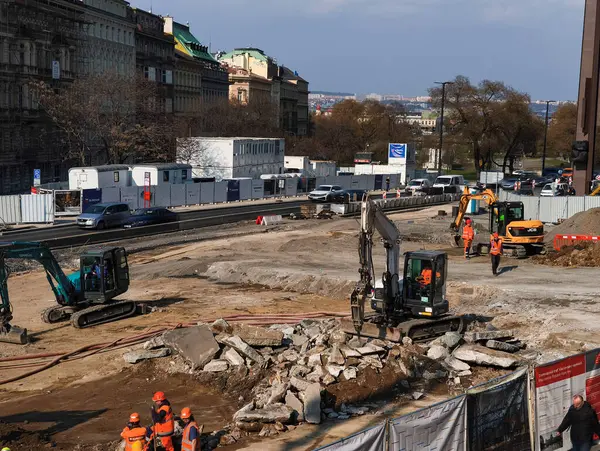 Prag, Çek Cumhuriyeti - 25 Mart 2025: Prag 'da Wenceslas Meydanı' nın dönüşümü için kazıcıları güneşe doğru çalıştıran ve zemin hazırlayan inşaat işçileri