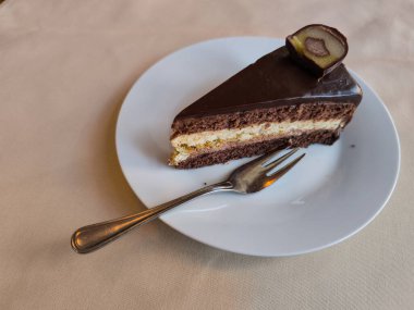 Prag restoranındaki fotokopi mekanında geleneksel rom şekeriyle kaplı katmanlı çikolatalı bir pastaya doydum.