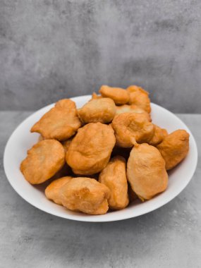 Çek hamur topları, boortsog, koblihy olarak bilinen boorsok, beyaz bir kasede servis ediliyor, geleneksel bir Czech ikramı sergileniyor, uzay kopyası.