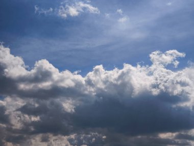 Dramatik bulutlar, parlak beyaz ve koyu gri atmosferik katmanlar arasındaki katı zıtlığı ortaya koyuyor.