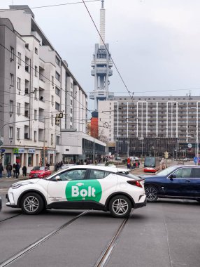 Prag, Çek Cumhuriyeti - 24 Mart 2025: Prag 'da bir sokakta arka planda zizkov televizyon kulesi beliren beyaz sürat dolu araba