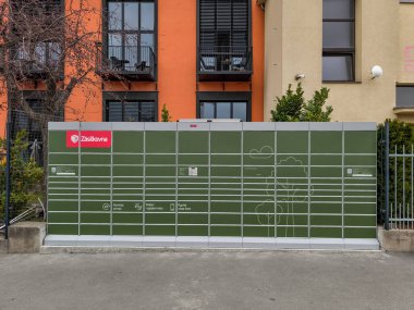 Prag, Çek Cumhuriyeti - 24 Mart 2025: Zizkov Prag 'da bir sokakta bulunan yeşil zasilkovna otomatikleştirilmiş paket teslimat kutuları, Czechia, paket göndermenin ve almanın güvenli bir yolu