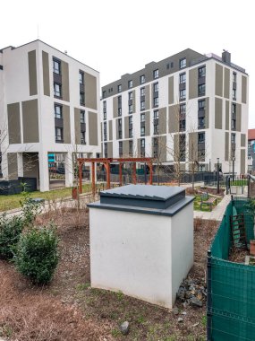 Prag, Çek Cumhuriyeti - 24 Mart 2025: Zizkov İlçesi Prag 3, Czech cumhuriyetindeki modern yerleşim binalarıyla çevrili bir avluda havalandırma boşluğu yerden yükseliyor