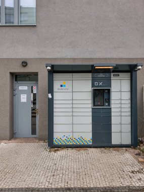 Prag, Çek Cumhuriyeti - 24 Mart 2025: Zizkov Prag 'ın Prag ilçesinde Pitterova Caddesi' nde bulunan Balikovna 'daki modern otomatikleştirilmiş paket teslimat kutuları