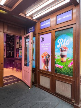 Prag, Çek Cumhuriyeti - 10 Nisan 2025: Açık pembe kapılı renkli smoothie and acai bowl shop, müşterileri Prag, Czechia 'da canlı ve sağlıklı bir lokantaya davet ediyor