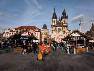 Prag, Çek Cumhuriyeti - 10 Nisan 2025: Prag 'ın eski kasaba meydanındaki Paskalya pazarında meydanı temizleyen belediye çalışanları, arka planda Tyn' den önce kadınımızın kilisesiyle birlikte