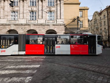 Prag, Çek Cumhuriyeti - 10 Nisan 2025: Kırmızı ve gri yeni modern tramvay Prag, Czechia 'da namesti jana Palacha' dan geçiyor.