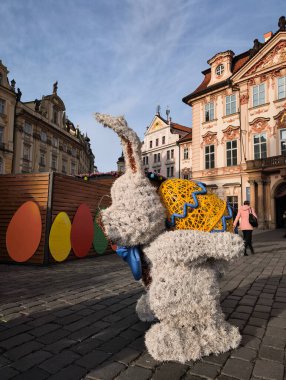Prag, Çek Cumhuriyeti - 10 Nisan 2025: Güneşli bir bahar gününde eski kasaba meydanında, Prag 'da, Czech cumhuriyetinde büyük bir paskalya yumurtası taşıyan dev paskalya tavşanı süslemesi