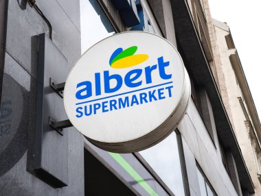 Prag, Çek Cumhuriyeti - 15 Nisan 2025: Albert süpermarketin daire şeklinde bir simgesi bir bina cephesinde belirgin bir şekilde sergilendi, kentsel manzarayı geliştirdi ve müşterileri davet etti