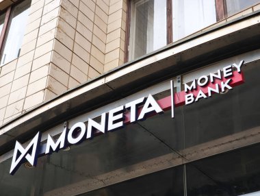 Prag, Çek Cumhuriyeti - 15 Nisan 2025: Moneta para bankası logosunun kapanışı, dış yapı üzerinde markalaşma ve şirket kimliği