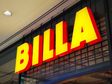 Prag, Çek Cumhuriyeti - 15 Nisan 2025: Aydınlatılmış billa süpermarket logosu, popüler perakende zincirinin varlığını simgeleyen dış bina üzerinde belirgin bir şekilde sergilendi