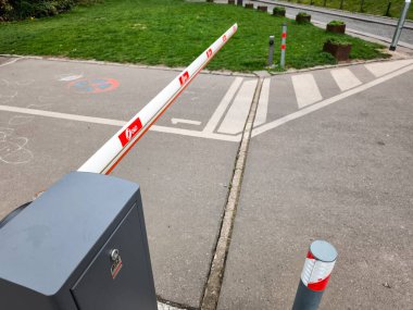 Prag, Çek Cumhuriyeti - 15 Nisan 2025: Arkaplanda kontrol kutusu, yol işaretleri ve yeşil çimenlik alanlara erişim olanağı sağlayan açık bariyer kapısı 