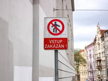Prag, Çek Cumhuriyeti - 15 Nisan 2025: Kırmızı ve beyaz: Üzerinde vstup zakazan yazan bir direğe giriş işareti yok