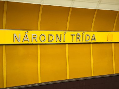 Prag, Çek Cumhuriyeti - 15 Nisan 2025: Prag, Çek Cumhuriyeti 'ndeki Narodni trida metro istasyonunu gösteren sarı tabela