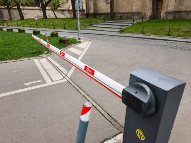 Prag, Çek Cumhuriyeti - 15 Nisan 2025: Kapalı patlama engeli park alanına erişimi engelliyor, güvenlik ve araç girişini kontrol altına alıyor 