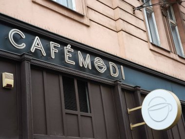 Prag, Çek Cumhuriyeti - 15 Nisan 2025: Kafe modi tabelasını kapatın, zarif bir tipografi ve koyu renk bir kahve fincanı logosu sergileniyor, modern kafe markasını temsil ediyor.