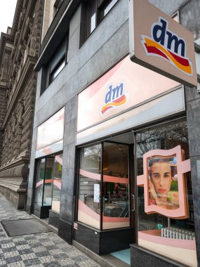 Prag, Çek Cumhuriyeti - 15 Nisan 2025: Czech cumhuriyetindeki Dm drogerie markt mağazası vitrininde güzellik ürünleri için reklam sergiliyor