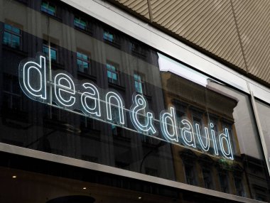 Prag, Çek Cumhuriyeti - 15 Nisan 2025: Dekan ve David restoranının parlak neon işareti cam cephe üzerine sabitlenmiş, kentsel mimariyi yansıtan