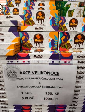 Prag, Çek Cumhuriyeti - 15 Nisan 2025: Merhaba ve kabawa dubai çikolata kutuları özel bir satış için düzenlenmiştir, renkli ambalaj ürünlerinde indirimler sunulmaktadır