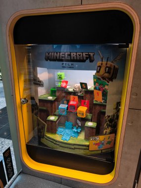 Prag, Çek Cumhuriyeti - 15 Nisan 2025: Minecraft filmi için McDonalds Vibrant promosyon gösterisi, tanınabilir karakterler, oyun unsurları ve etkileşimli özellikler