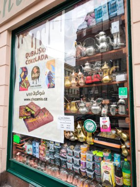 Prag, Çek Cumhuriyeti - 15 Nisan 2025: Dubai çikolatası, geleneksel çaydanlıklar, baharatlar ve diğer gıda mağazalarının yer aldığı bir mağaza vitrininde Arap mallarının göz alıcı görüntüsü