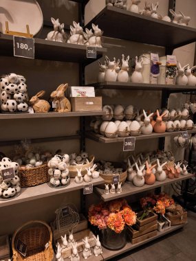 Prag, Çek Cumhuriyeti - 15 Nisan 2025: Paskalya süsleriyle dolu raflar, renkli yumurtalar, neşeli bir bahar atmosferi oluşturan Nanu nana mağazası