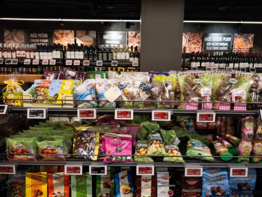 Prag, Çek Cumhuriyeti - 15 Nisan 2025: Paskalya tavşanları ve yumurtalar Delmart süpermarket raflarında sergileniyor, Paskalya sezonunda satışa hazır.