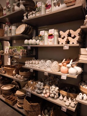 Prag, Çek Cumhuriyeti - 15 Nisan 2025: Paskalya süsleriyle dolu raflar, Nanu nana tatil mağazasına hazırlanan müşteriler için çeşitli şenlikli eşyalar sunuyor