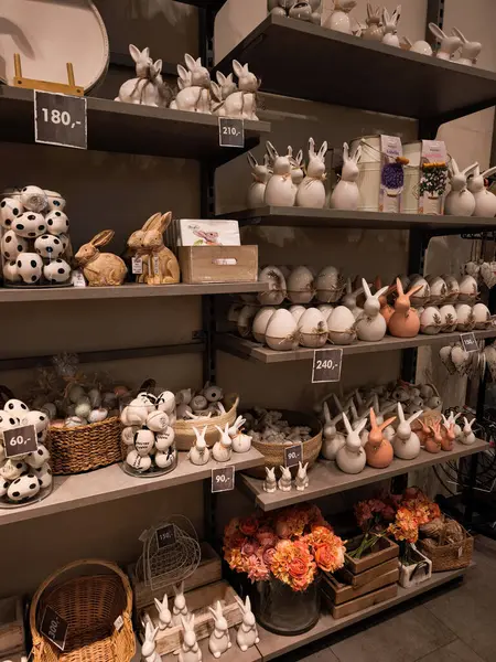 Prag, Çek Cumhuriyeti - 15 Nisan 2025: Paskalya süsleriyle dolu raflar, renkli yumurtalar, neşeli bir bahar atmosferi oluşturan Nanu nana mağazası