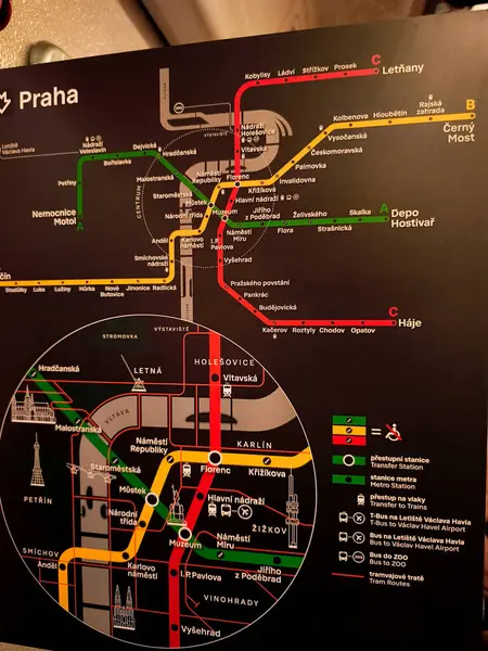Prag, Çek Cumhuriyeti - 15 Nisan 2025: Prag metro hatlarını, istasyonları ve transfer noktalarını gösteren metro haritası, kentin toplu taşıma sisteminde kapsamlı bir kılavuz sunuyor