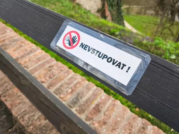 Brno, Çek Cumhuriyeti - 5 Nisan 2025: Yasak bir bölgeye girilmemesi konusunda uyarıda bulunarak, Brüksel 'deki Veveri Kalesi' ndeki ahşap korkuluklara 