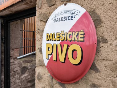 Brno, Çek Cumhuriyeti - 5 Nisan 2025: Eski bir Dalesicke Pivo tabelasını Spilberk Şatosu 'ndaki yıpranmış bir duvarda kapatıyoruz.