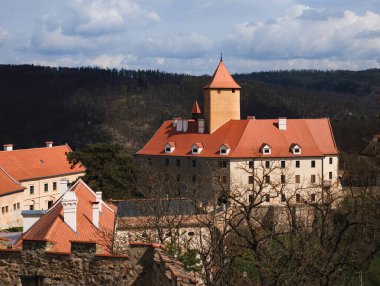 Brno, Çek Cumhuriyeti - 5 Nisan 2025: Veveri kalesinin çarpıcı manzarası, brno, czechia 'nın tarihi simgesi, eşsiz mimarisi ve manzaralı konumu