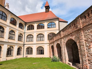 Brno, Çek Cumhuriyeti - 5 Nisan 2025: Güneşli bir günde ana bina ve tuğla atarileri gösteren brno, Czechia 'da bulunan bir kültür mirası anıtı, Veveri kalesinin avlusu