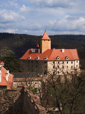 Brno, Çek Cumhuriyeti - 5 Nisan 2025: Veveri Şatosu, görkemli bir ortaçağ kalesi, zengin tarihi ve mimari ihtişamını sergileyerek tepede gururla durur.