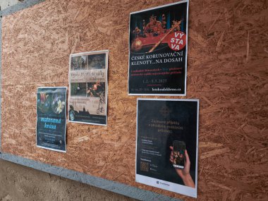 Brno, Çek Cumhuriyeti - 5 Nisan 2025: Veveri Kalesi 'nde kültürel etkinliklerin ve sergilerin tanıtıldığı ilan panosuna eklenmiş çeşitli posterleri kapatın