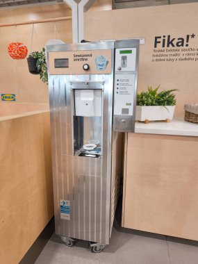 Prag, Çek Cumhuriyeti - 12 Nisan 2025: Czech text smetanova zmrzlina ile paslanmaz çelik dondurma otomatı - dondurma - Prag, Czechia 'da bir ikea mağazasında