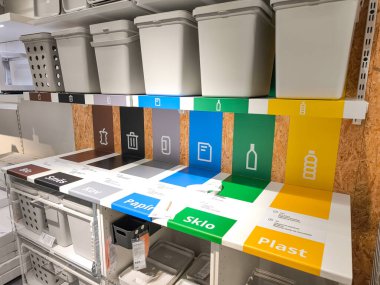 Prag, Çek Cumhuriyeti - 12 Nisan 2025: Czech dilinde atık rehberinin farklı materyaller için geri dönüşüm kutuları ile renklendirilmesi sorumlu atık yönetimi ikea