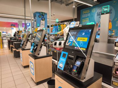 Prag, Çek Cumhuriyeti - 12 Nisan 2025: Prag, Czechia Albert 'teki çağdaş bir süpermarkette müşterileri tarayıp alışverişlerini ödemeye davet eden boş self servis gişeleri