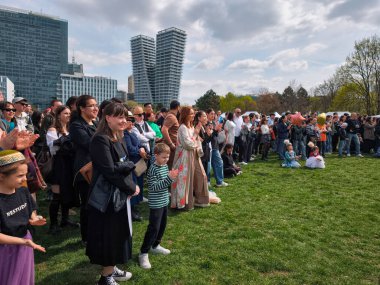 Prag, Çek Cumhuriyeti - 12 Nisan 2025: Geleneksel kıyafetler giyen Kazak halkı Prag 'daki bir parkta yapılan kutlamaların tadını çıkarıyor