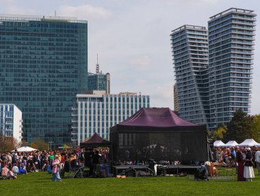 Prag, Çek Cumhuriyeti - 12 Nisan 2025: Kazak cemaati Prag Parkı 'nda bir araya gelerek geleneksel müzik ve kutlamalarla kutladılar