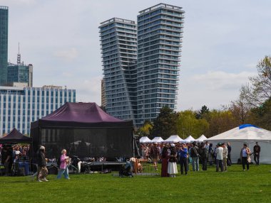 Prag, Çek Cumhuriyeti - 12 Nisan 2025: Kazak cemaati Prag Parkı 'nda bir araya gelerek geleneksel çadır, müzik ve kostümlerle kutlama yaptı