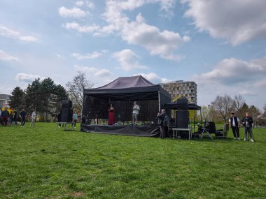 Prag, Çek Cumhuriyeti - 12 Nisan 2025: Kazak cemaati Prag Parkı 'nda bir araya gelerek geleneksel müzik, konuşma ve kültürel performanslarla kutlamalar yaptı.