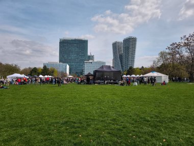Prag, Çek Cumhuriyeti - 12 Nisan 2025: Prag 'da bir parkta Nowruz' u kutlayan insanlar, geleneksel yemek, müzik ve kültür performanslarının keyfini çıkarıyorlar