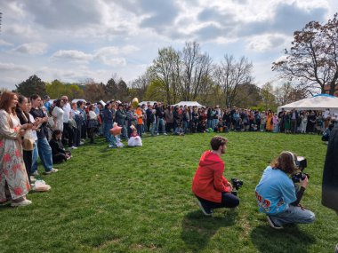 Prag, Çek Cumhuriyeti - 12 Nisan 2025: Kazak halkı, İran 'ın yeni yılı olan Nowruz' u Prag 'daki bir parkta kameramanlarla birlikte kutluyor.