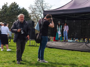Prag, Çek Cumhuriyeti - 12 Nisan 2025: Prag 'da bir sahnede nowruz bayramını kutlayan geleneksel giysili iki fotoğrafçı
