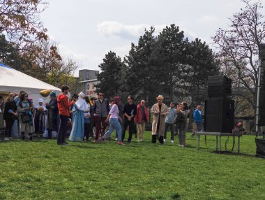 Prag, Çek Cumhuriyeti - 12 Nisan 2025: Kazak halkı Prag 'daki bir parkta müzik, dans ve kültür performanslarıyla geleneksel bir bayram kutluyor