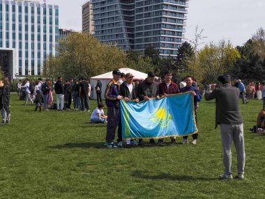Prag, Çek Cumhuriyeti - 12 Nisan 2025: Kazak halkı Prag parkında ulusal bayrağını gururla taşıyarak ve kültürel miraslarını kucaklayarak Nowruz 'u kutluyor